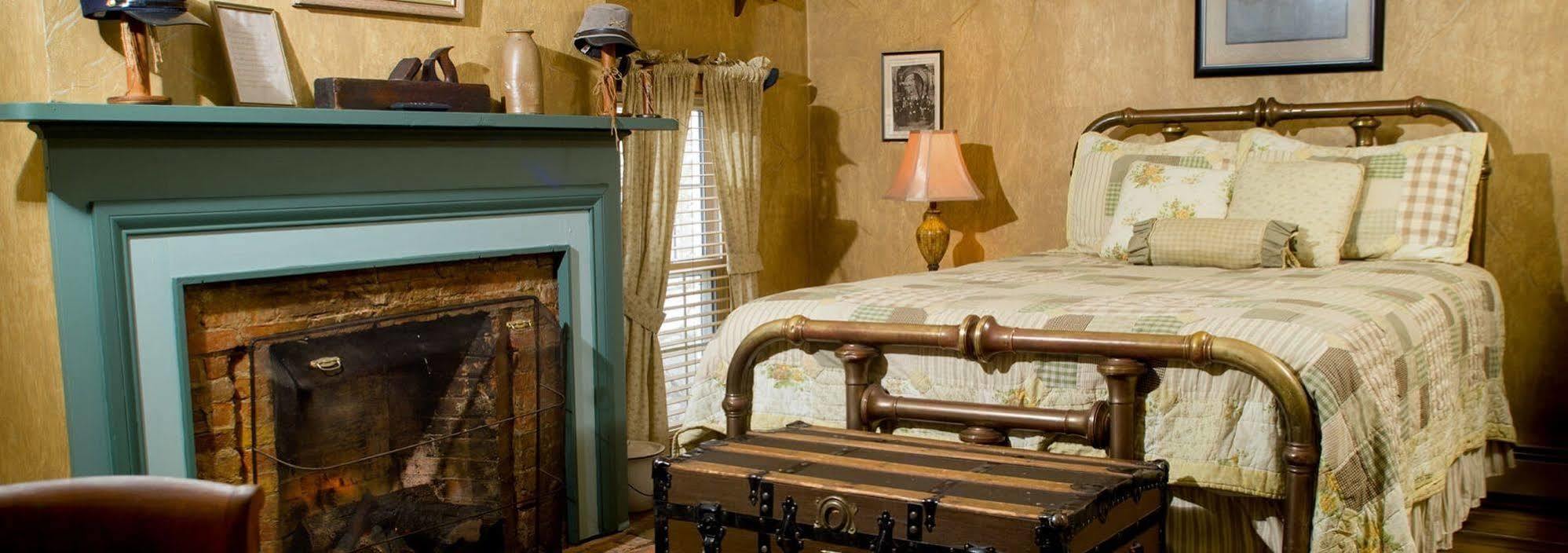 Munro House Bed And Breakfast Jonesville エクステリア 写真